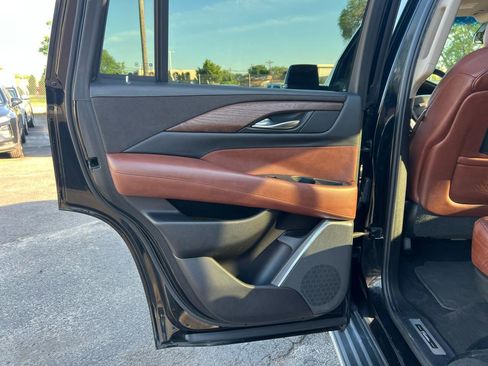 Used 2017 Cadillac Escalade Luxury AWD/4WD image 24