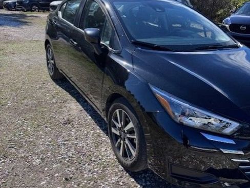 Used 2025 Nissan Versa SV image 2