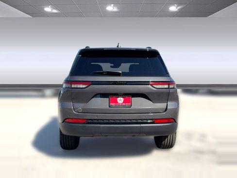 New 2025 Jeep Grand Cherokee Altitude image 10