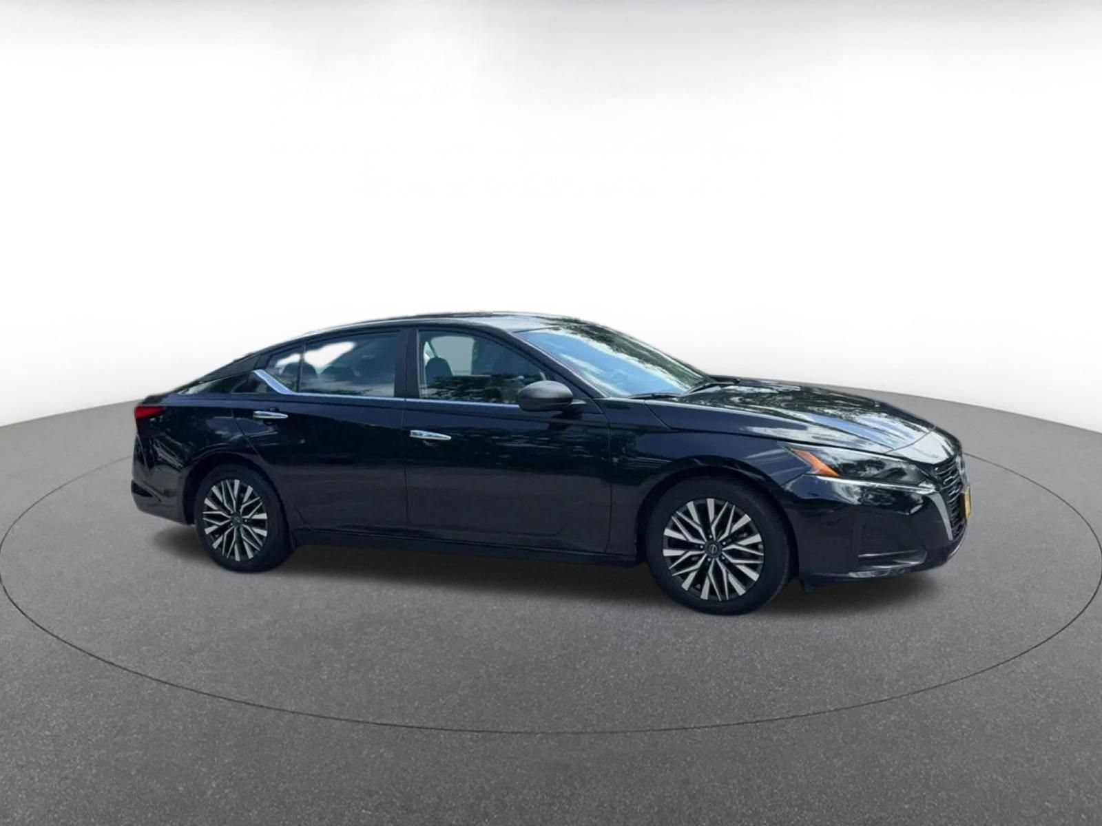 Used 2025 Nissan Altima 2.5 SV FWD image 2