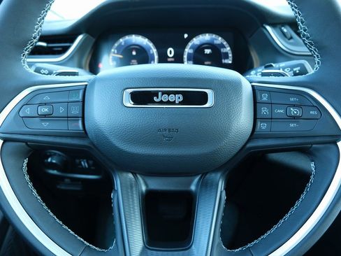 New 2025 Jeep Grand Cherokee Laredo w/ Luxury Tech Group I AWD/4WD image 16