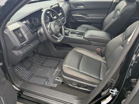 Certified 2025 Nissan Pathfinder SL w/ SL Premium Package FWD image 9