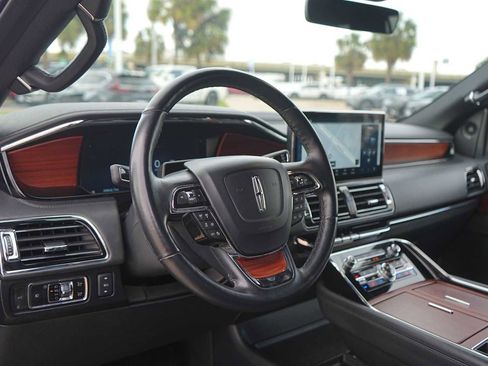 Used 2024 Lincoln Navigator Reserve AWD/4WD image 2