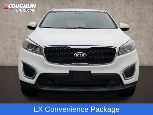 Used 2017 Kia Sorento LX w/ LX Convenience Package image 3