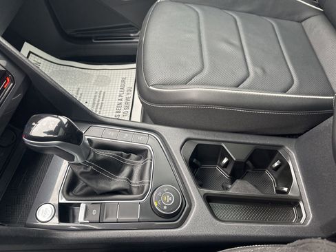 Certified 2022 Volkswagen Tiguan SEL R-Line image 29