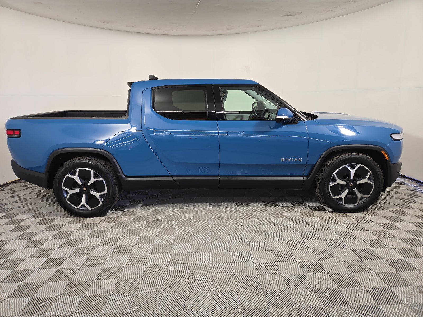 Used 2024 Rivian R1T Adventure Dual AWD/4WD image 6