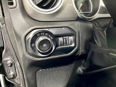 Used 2018 Jeep Wrangler Unlimited Sahara image 25