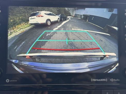 Used 2020 Toyota Highlander XLE image 28