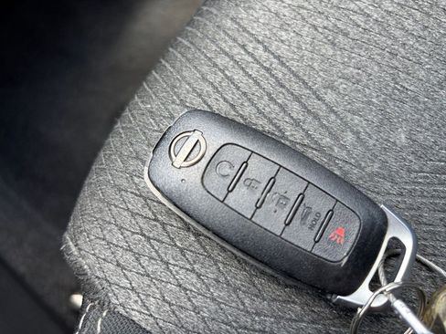 Used 2025 Nissan Rogue SV FWD image 27