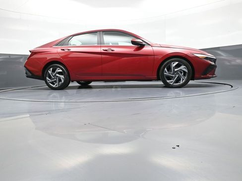 Certified 2025 Hyundai Elantra SEL image 28