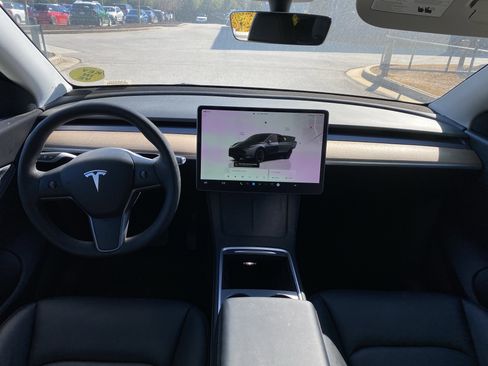 Used 2022 Tesla Model Y Long Range image 18