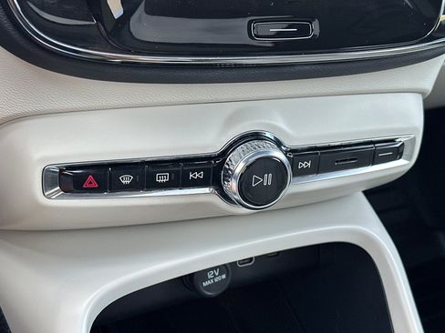 Certified 2025 Volvo XC40 B5 Plus AWD/4WD image 26