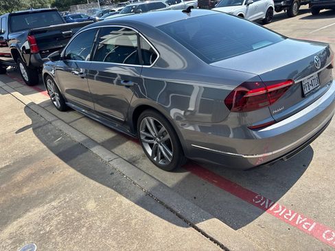 Used 2017 Volkswagen Passat 1.8T R-Line w/ R-Line Lighting Package FWD image 6