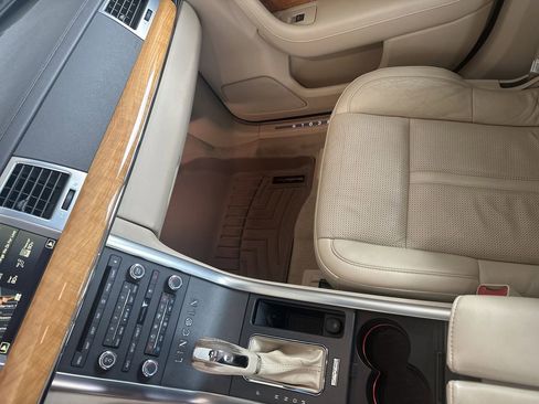 Used 2010 Lincoln MKS image 23