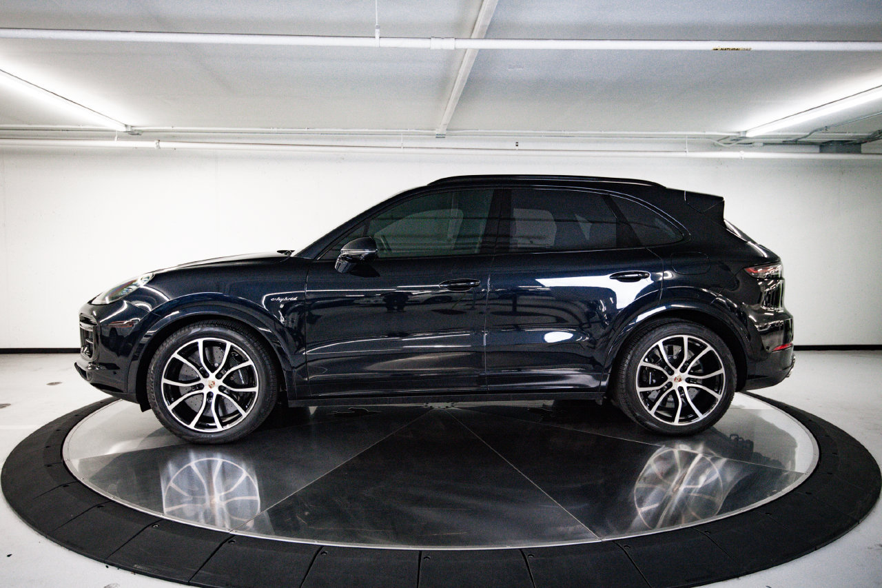 Certified 2022 Porsche Cayenne Turbo S AWD/4WD image 2