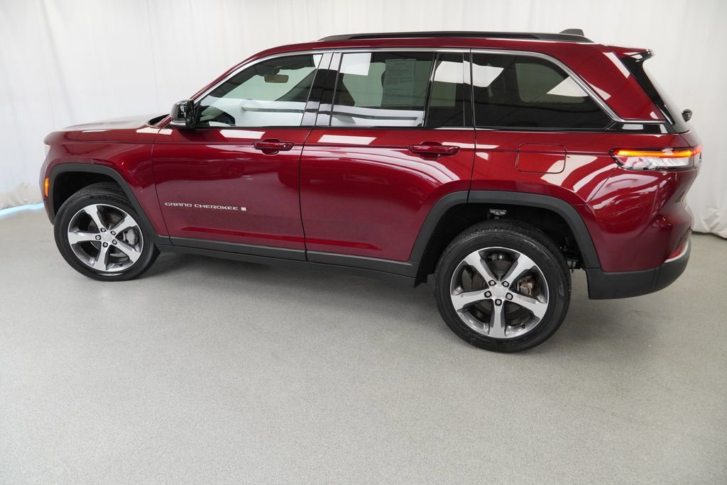 Certified 2025 Jeep Grand Cherokee Limited AWD/4WD image 28