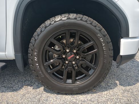Used 2022 GMC Sierra 1500 Elevation w/ X31 Off-Road Package AWD/4WD image 9