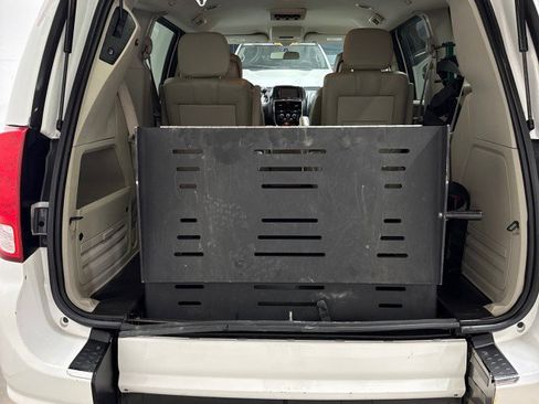 Used 2016 Dodge Grand Caravan SXT FWD image 5