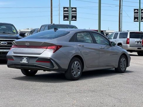 Used 2024 Hyundai Elantra SEL FWD image 8
