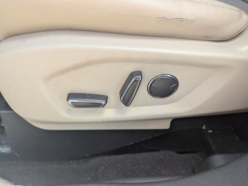 Used 2018 Ford Explorer XLT w/ Equipment Group 202A AWD/4WD image 12