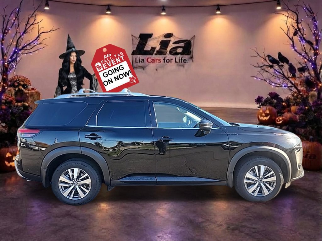 Used 2025 Nissan Pathfinder SL AWD/4WD image 2