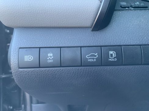 Used 2019 Toyota Camry L image 14