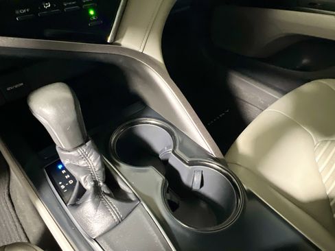 Used 2018 Toyota Camry SE image 25