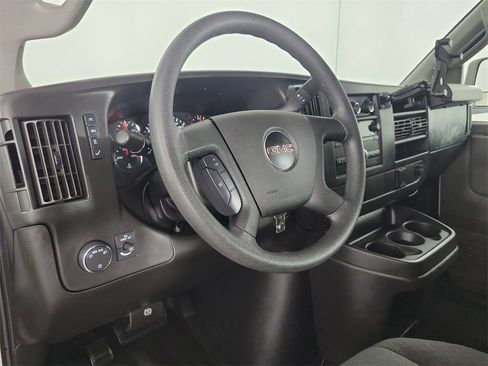 Used 2018 GMC Savana 2500 w/ Driver Convenience Package image 11