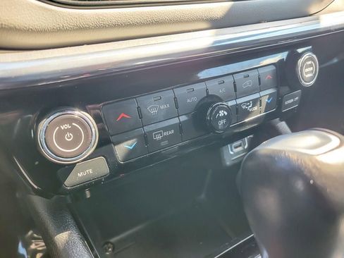 Used 2023 Jeep Compass Limited image 17