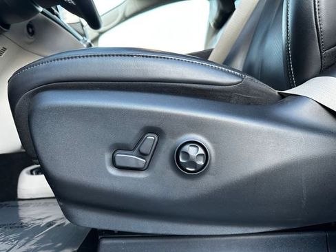 Used 2023 Chrysler Pacifica Touring-L AWD/4WD image 13