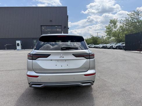 Used 2025 Mitsubishi Outlander SE FWD image 4