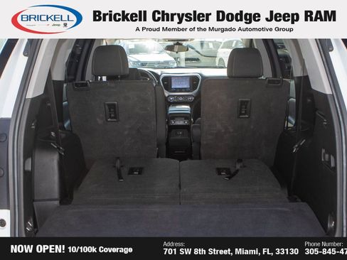 Used 2023 GMC Acadia SLE image 10