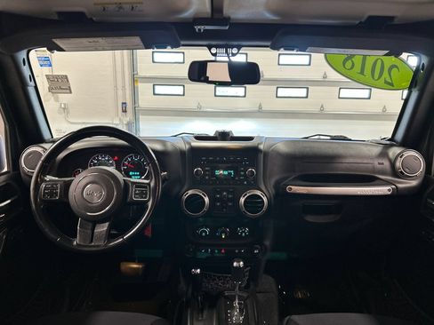 Used 2018 Jeep Wrangler Unlimited Sahara w/ Connectivity Group AWD/4WD image 27