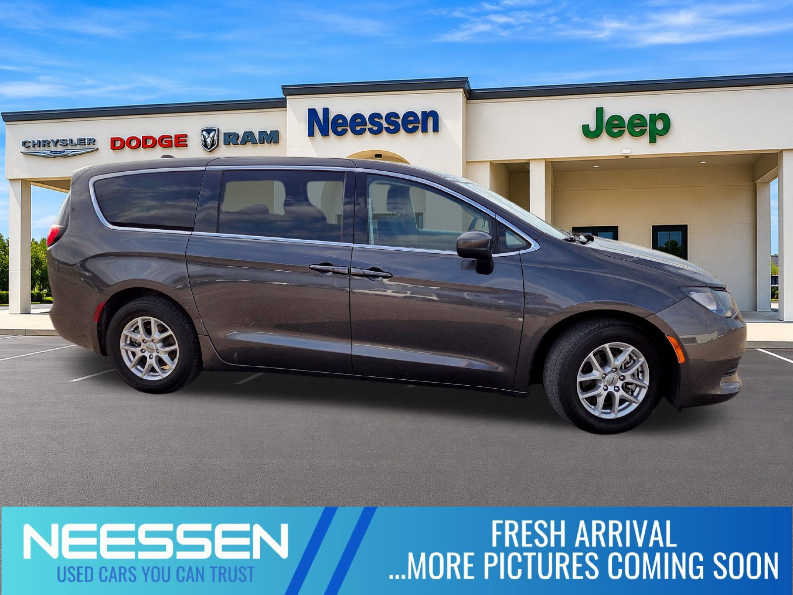 Used 2023 Chrysler Voyager LX FWD image 1