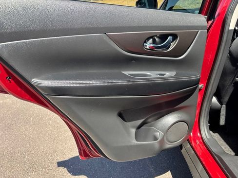 Used 2014 Nissan Rogue SV w/ SV Family Package FWD image 14