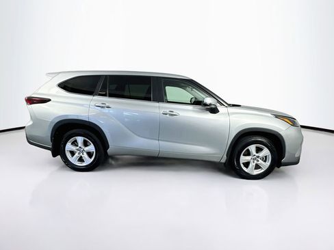 Used 2024 Toyota Highlander LE AWD/4WD image 10