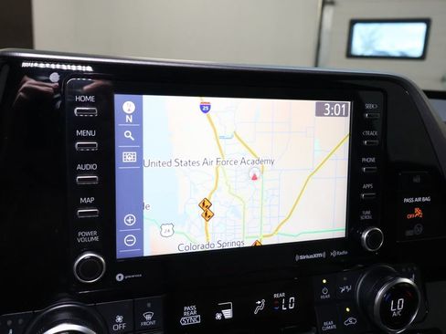 Used 2021 Toyota Highlander XLE AWD/4WD image 29