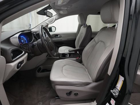 Used 2018 Chrysler Pacifica Touring-L w/ Tire & Wheel Group image 7