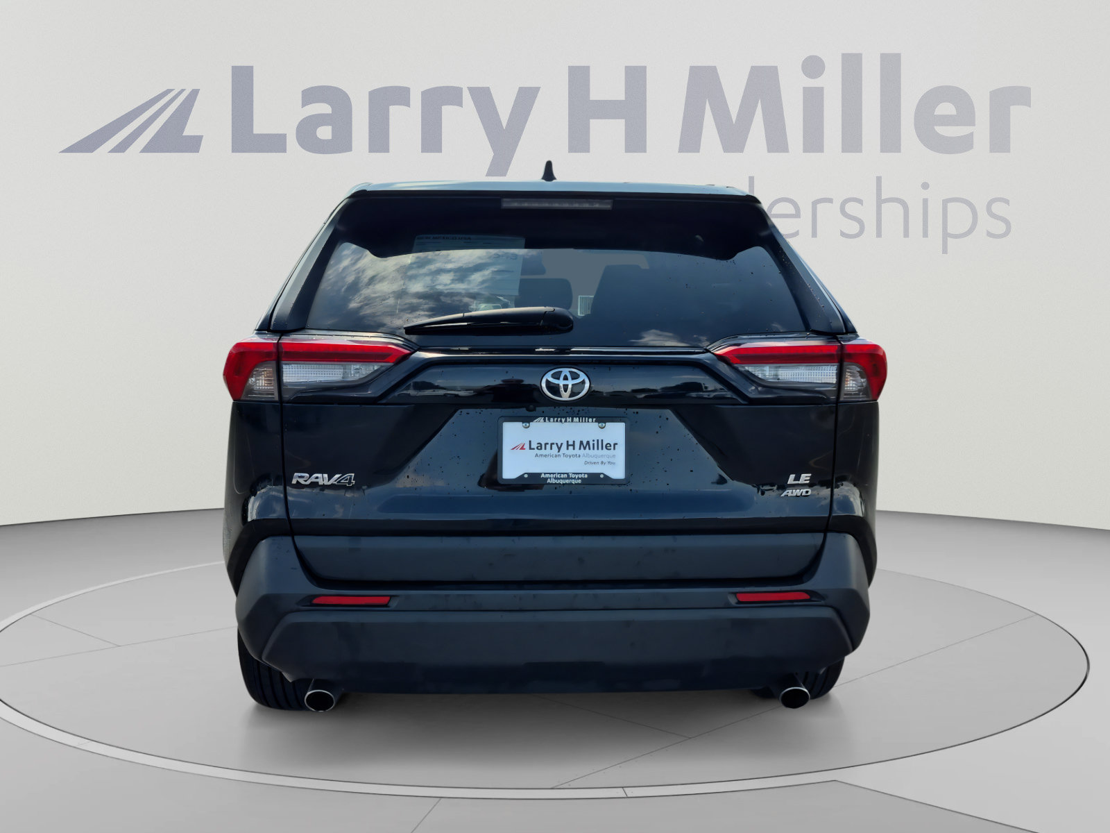 Used 2025 Toyota RAV4 LE AWD/4WD image 4