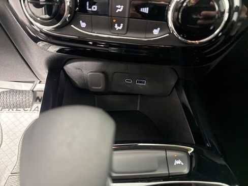 Used 2025 Chevrolet Trax LT w/ LT Convenience Package FWD image 34