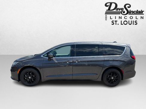 Used 2023 Chrysler Pacifica Touring-L FWD image 6