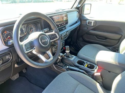 Used 2025 Jeep Wrangler Unlimited Sahara AWD/4WD image 19