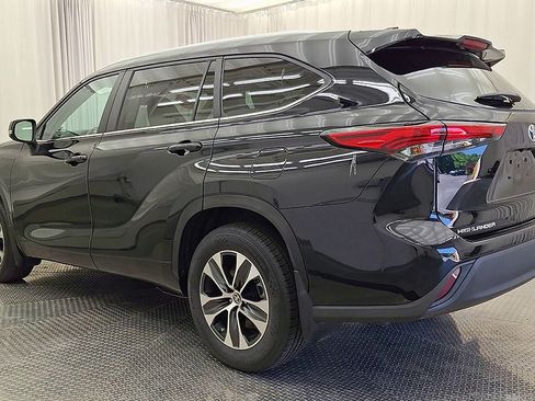 Used 2023 Toyota Highlander XLE AWD/4WD image 12