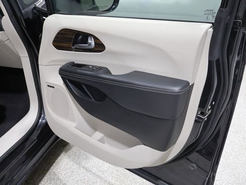 Used 2022 Chrysler Pacifica Limited image 27