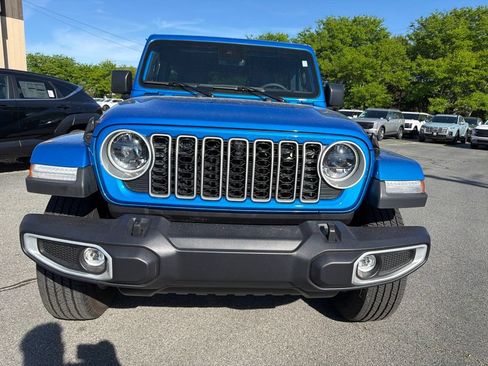 Used 2025 Jeep Wrangler Unlimited Sahara w/ Safety Group AWD/4WD image 2