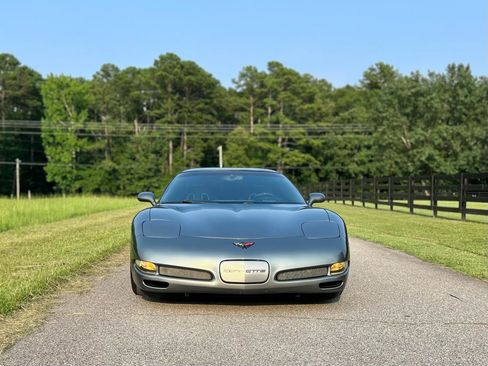Used 2004 Chevrolet Corvette Coupe w/ Roof Package RWD image 7