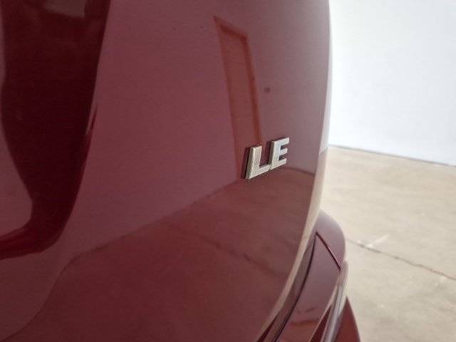 Used 2018 Toyota RAV4 LE FWD image 10