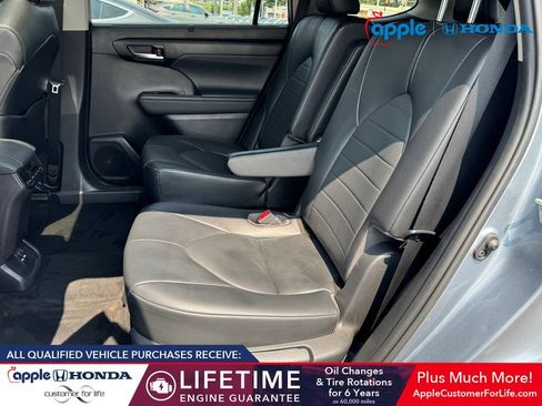 Used 2021 Toyota Highlander XLE AWD/4WD image 19