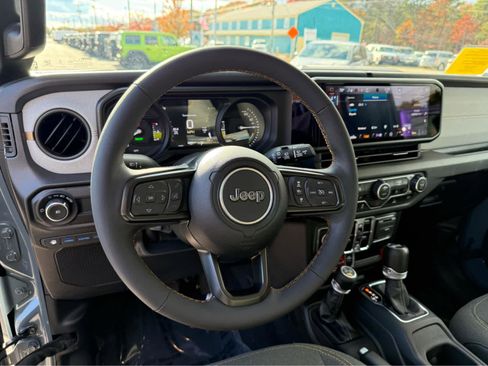 Used 2024 Jeep Wrangler Willys image 13
