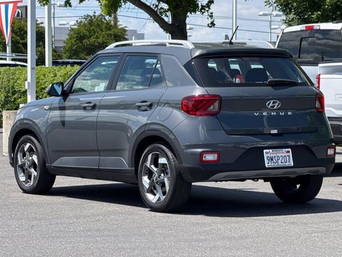 Used 2025 Hyundai Venue SEL FWD image 5